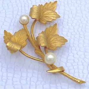 Vintage Richelieu Gold Toned White Faux Pearl And Flower Floral Leaf Brooch/Pin